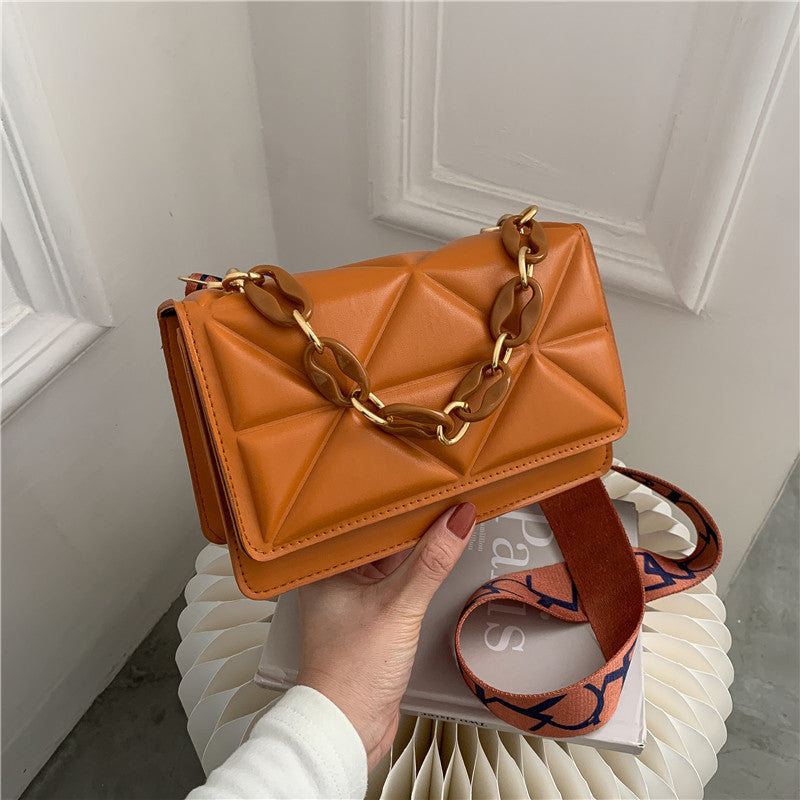 *Product Name*: Simple Casual Handbag Fashion 2021 New Vintage Distinctive Wide Shoulder Bag Stylish Coarse Chain Small Bag