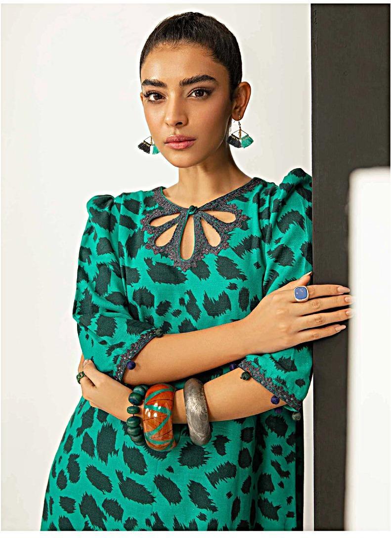 3 Pcs Women's Unstitched Khaddar Printed Suit